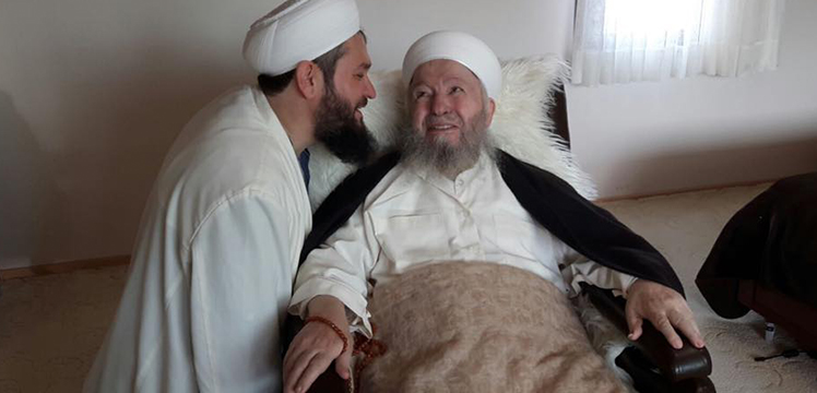 Mahmud Efendi Hazretlerimiz Baş hizmetkârı Muhammed Keskin Hocaefendiyle Muhabbet ediyor.